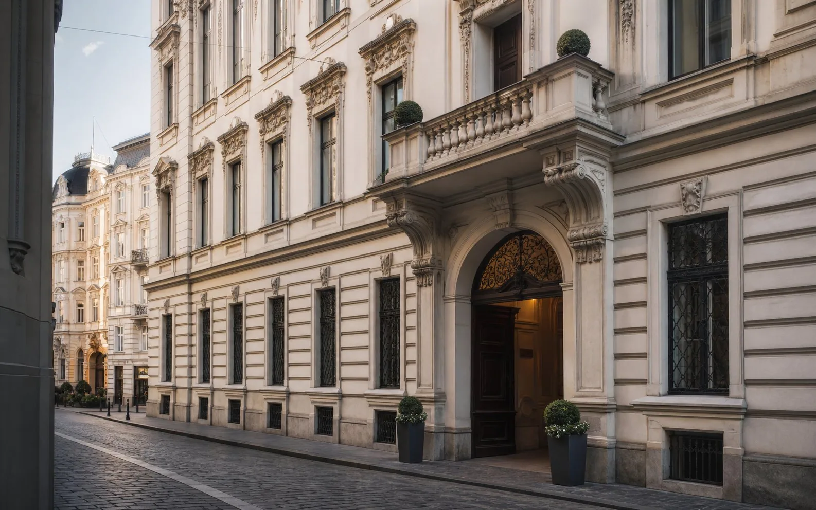 Erfahrener Finanzberater im persoenlichen Wohnraumgespräch